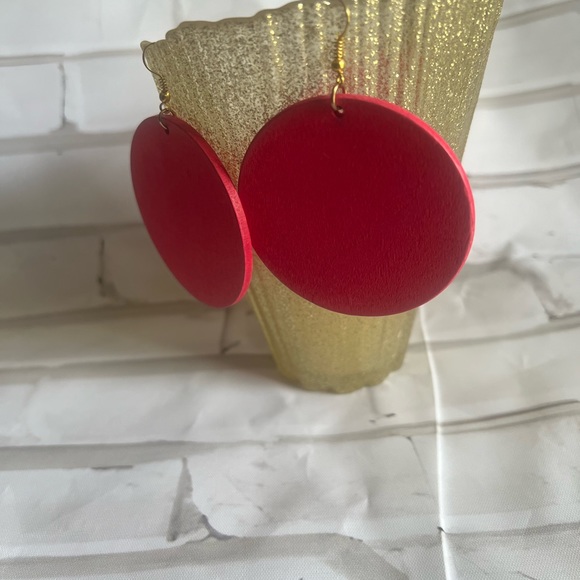 African Queen Map hand crafted carved wood round vibrant pink earrings 2.5” NWOT - Picture 5 of 5